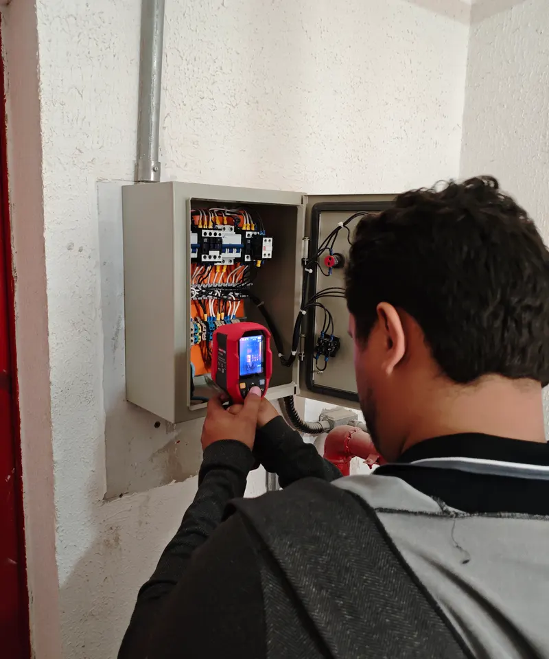 Inspeção com câmera termográfica em quadro elétrico