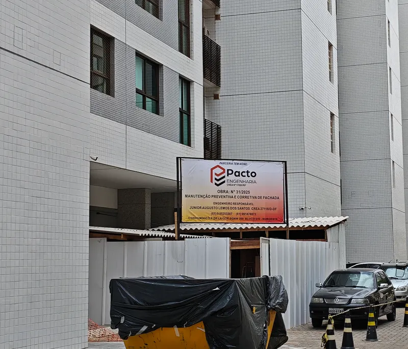 Placa de obra da Pacto com o engenheiro responsável e o número da obra