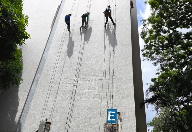 Equipe da Pacto em acesso por cordas executando a recuperação de fachada