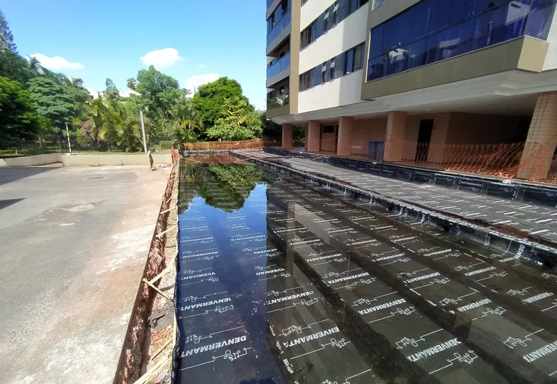 Teste de estanqueidade com a área impermeabilizada alagada